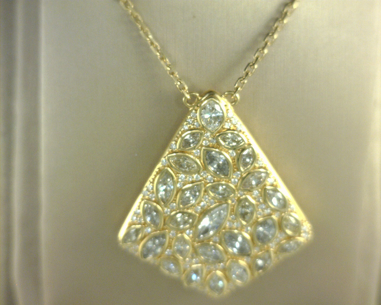 Diamond Pendant 2.93ctw18K Yellow Gold