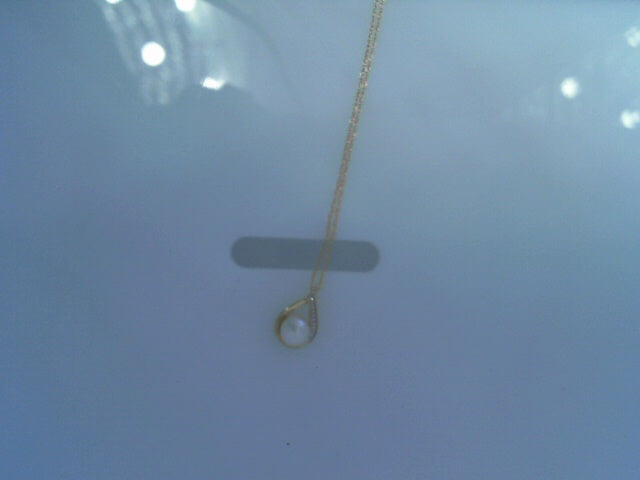 14KT DIAMOND AND PEARL PENDANT