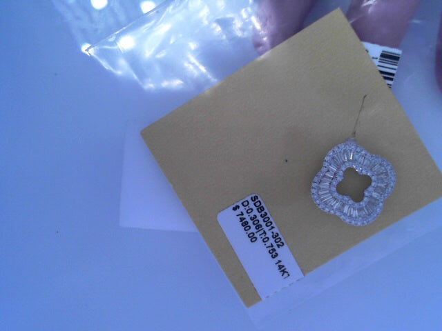 14kw 1.06 DIAMOND BAGUETTE CLOVER PENDANT