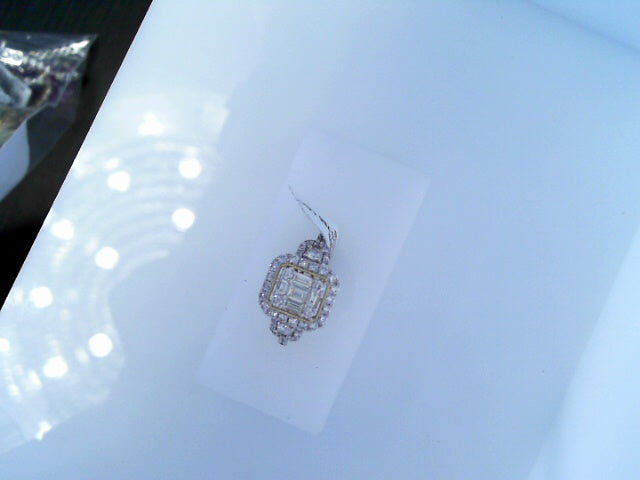 2 TONED MULTI DIAMOND CENTER STONE