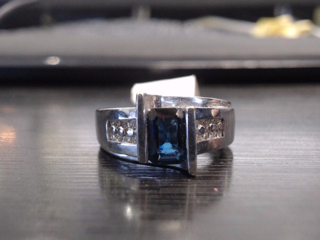 Lady's White 14 Karat Fashion Ring Size 7 With One Emerald Sapphire