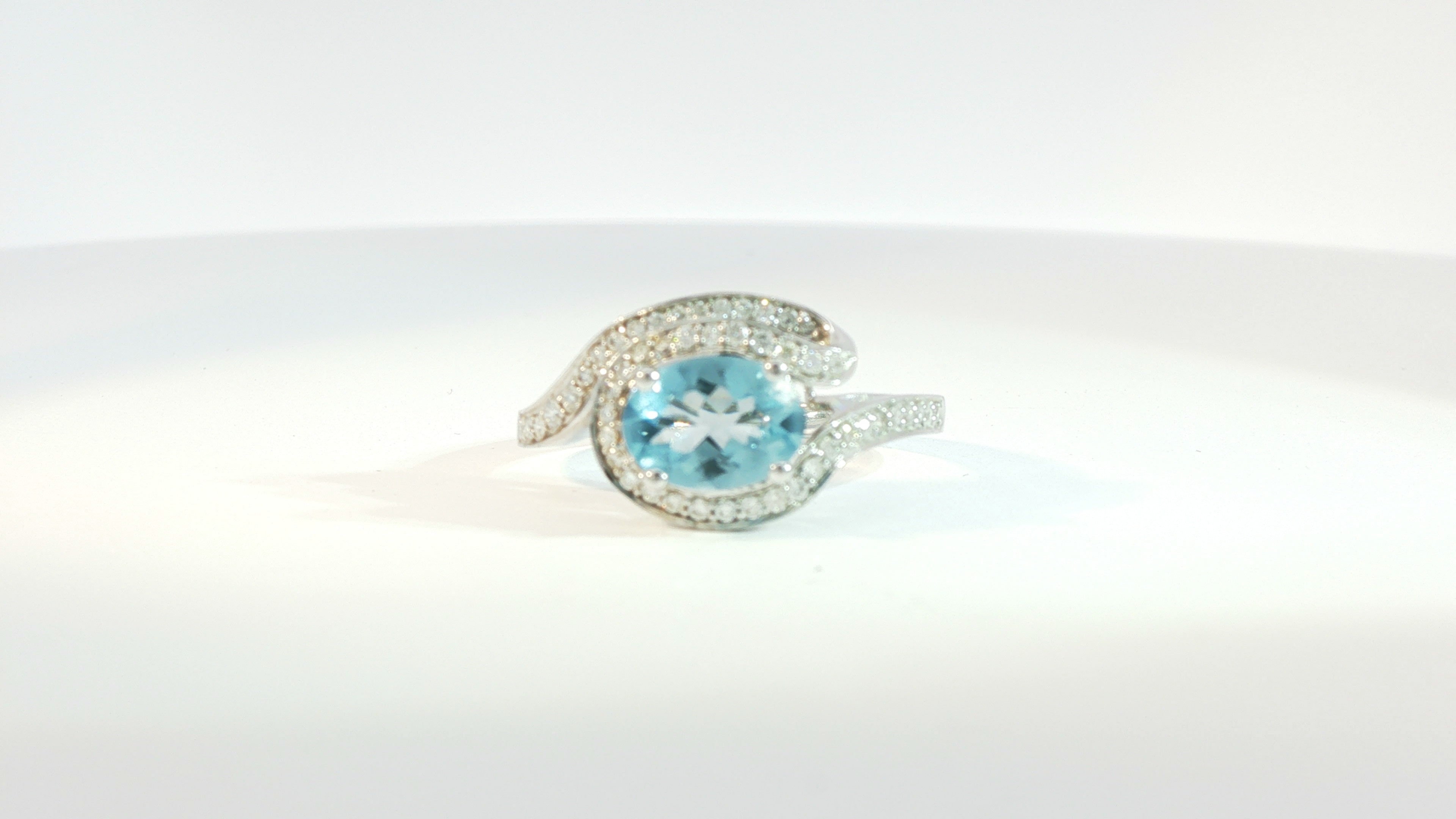 Lady's White 14 Karat Geometric Fashion Ring