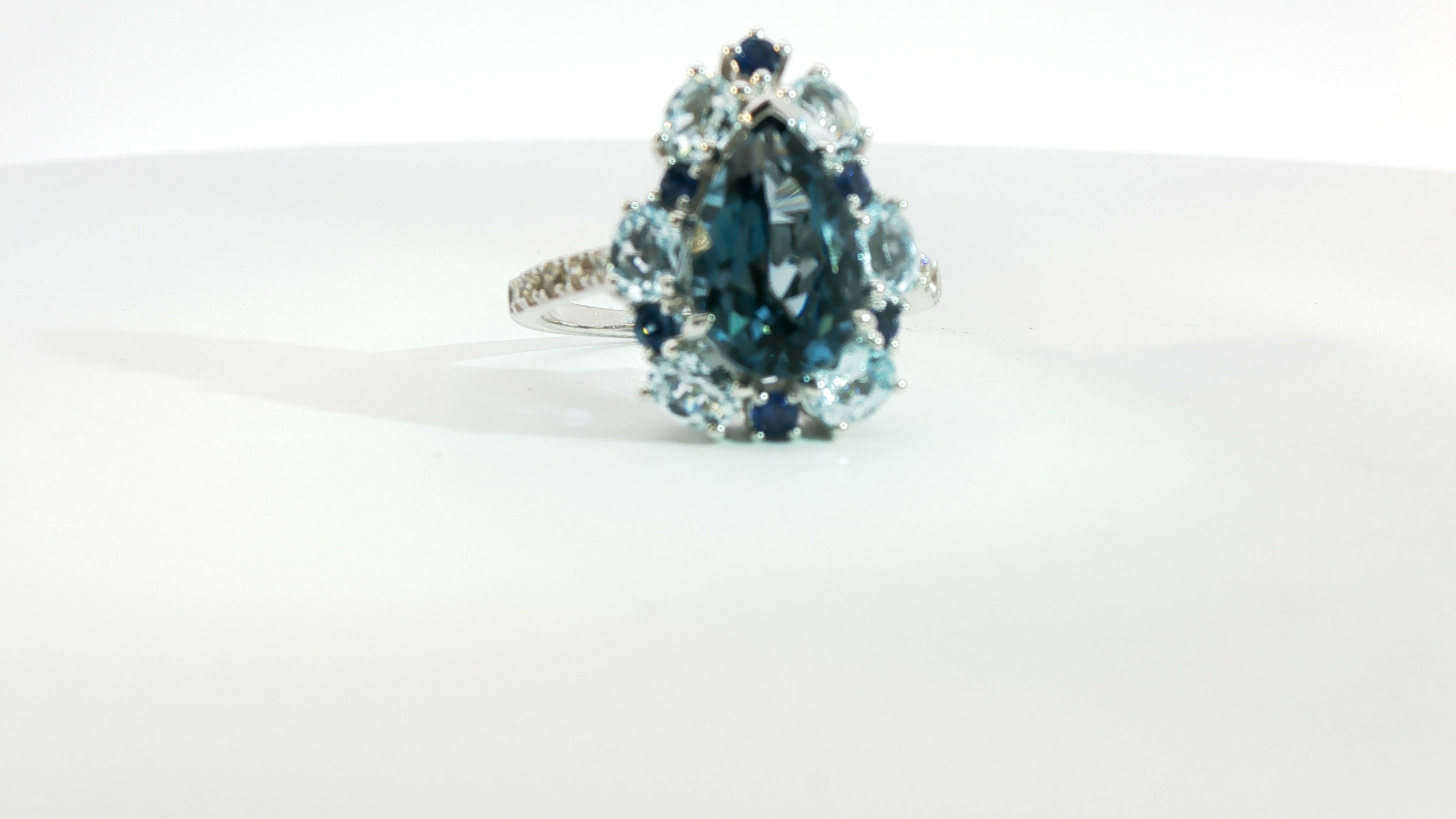14K VANILLA GOLD DEEP SEA BLUE TOPAZ 2 1/3CTS  OCEAN BLUE TOPAZ 1.00 CTS BLUEBERRY SAPHIRE 1/6 CTS