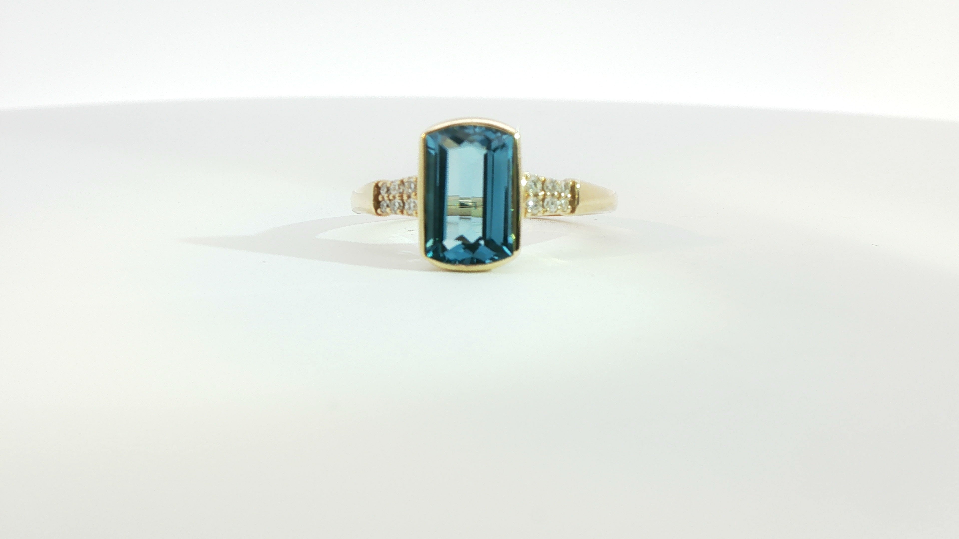 14K HONEY GOLD OCEAN BLUE TOPAZ 2 3/8CTS