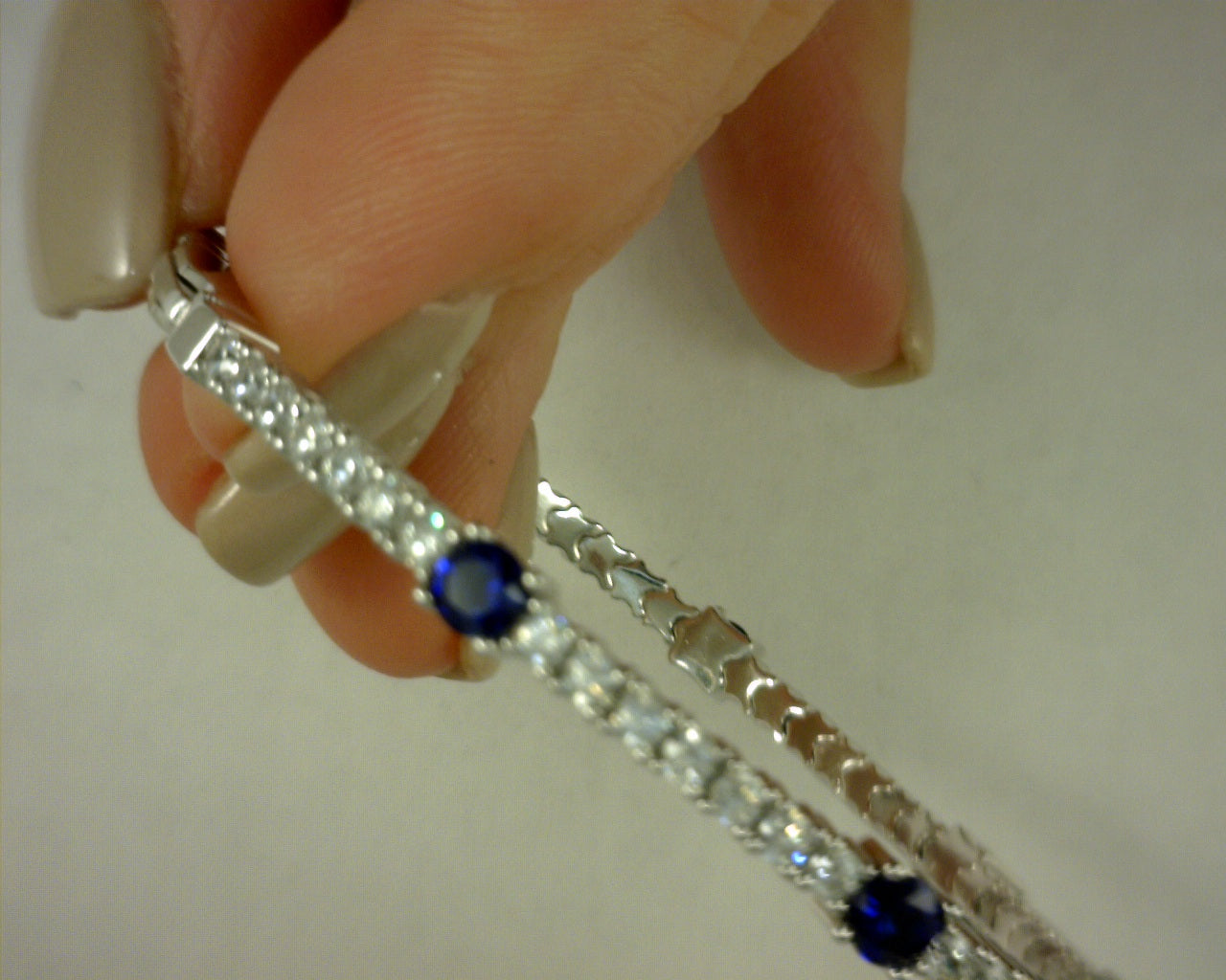 WHITE SAPHIRE AND BLUE SAPHIRE FLEX BANGLE 3.25TCW