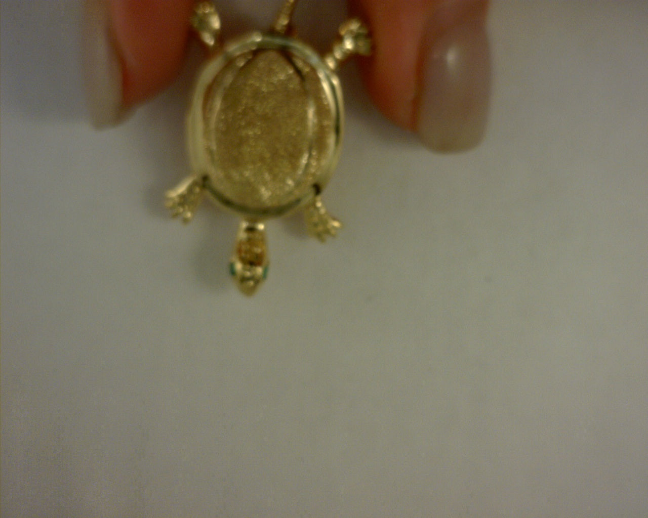 14 KARAT YELLOW GOLD TURTLE BROACH 5.4G AND 1.5MM EMERALDS