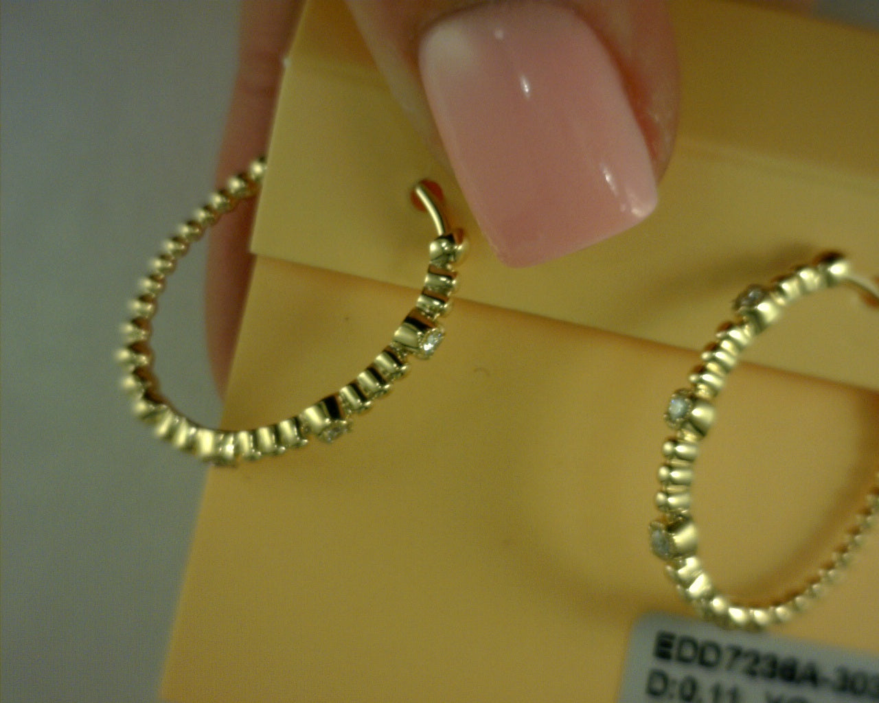 14 KT YELLOW GOLD 0.11 TCW DIAMOND OVAL HOOPS