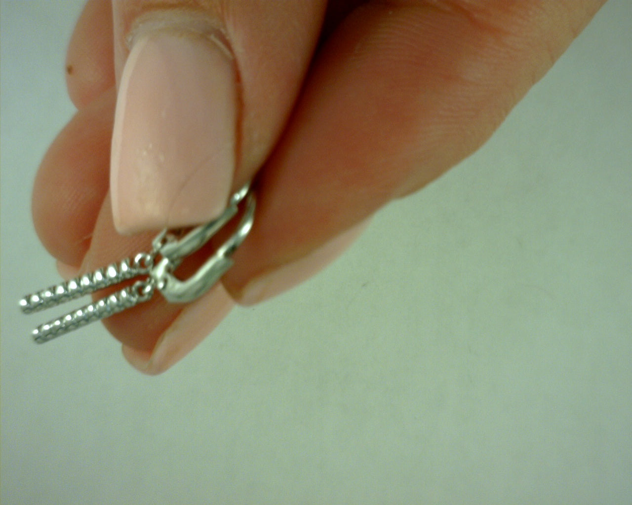 14 K WHITE GOLD DIAMOND BAR DROP LEVERBACK LUSSO cOLLECTION