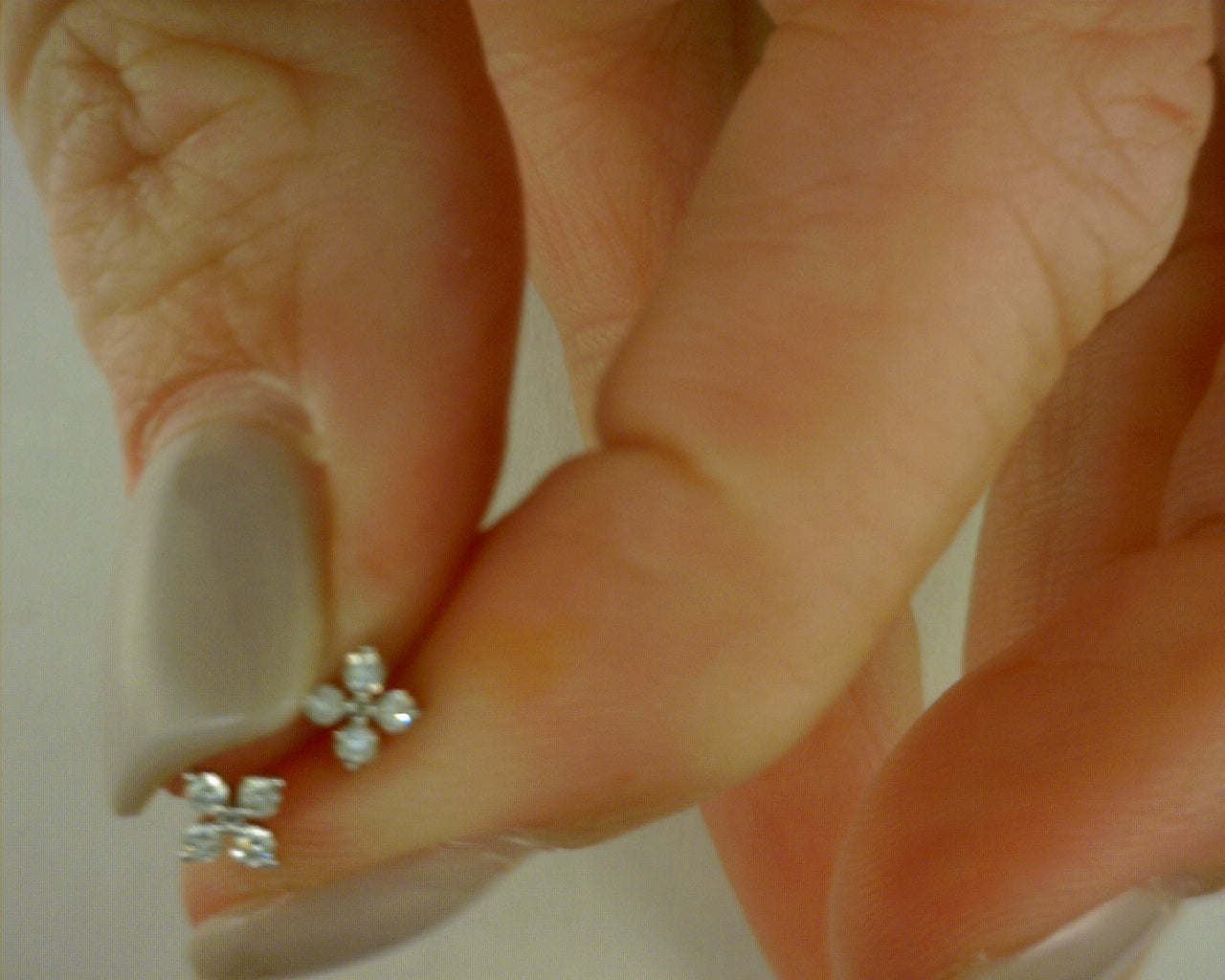 #S2111386 14KT WHITED GOLD DIAMOOND STUD EARRING FLOWER