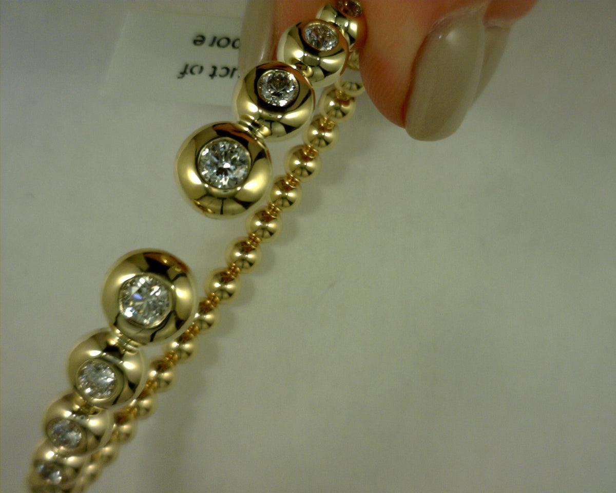 #s2166300 14 k yellow gold diamond bangle