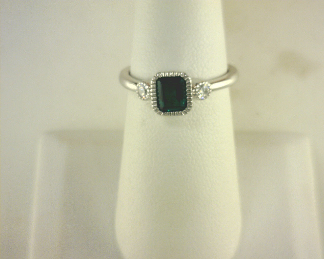 .98 ctw Simulated Diamond/Emerald May Birthstone Ring Sz 7