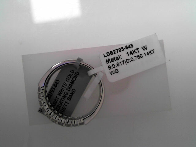 14 KARAT WHITE GOLD GRADUATING DIAMOND BAGUETT BAND 1.38 ctw