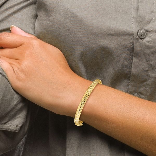 14k Polished and Diamond-cut Hinged Bangle - Image 4